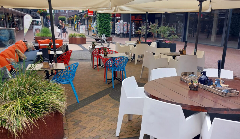 het sfeervolle terras van lunchroom het goede leven in Veendam
